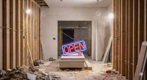 Boutique en chantier avec panneau ouvert illustrant un site web mal structuré avant optimisation SEO